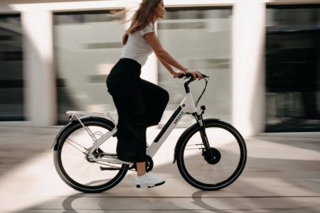 エコな移動手段である自転車で通勤する女性